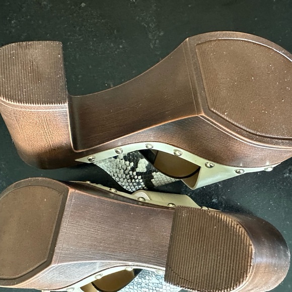 Guess Cream and Gray Platform Shoes with Exotic Print - Picture 3 of 4